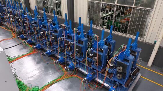 Machine voor het lassen van buisjes van legeringsstaal met accumulator en uitlooptafel voor de continue productie van industriële buisjes