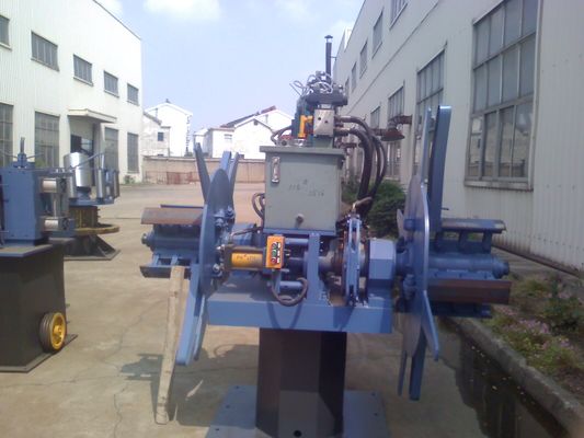 Machine voor het lassen van buisjes van legeringsstaal met accumulator en uitlooptafel voor de continue productie van industriële buisjes