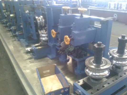 Machine voor het lassen van buisjes van legeringsstaal met accumulator en uitlooptafel voor de continue productie van industriële buisjes