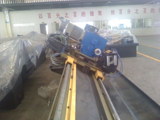 Machine voor het lassen van buisjes van legeringsstaal met accumulator en uitlooptafel voor de continue productie van industriële buisjes